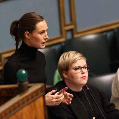 Sanna Marin och Annika Saarikko under riksdagens frågestund.