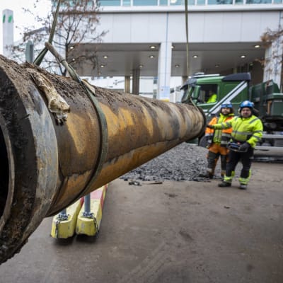 Rikkoutunut vesijohtooutki sekä HSY:n korjausmiehiä