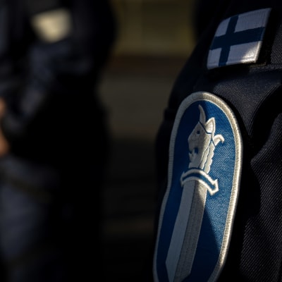 Ärmen på en polisuniform.