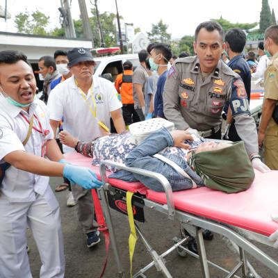 En skadad person förs till sjukhus efter ett kraftigt jordskalv på Java.