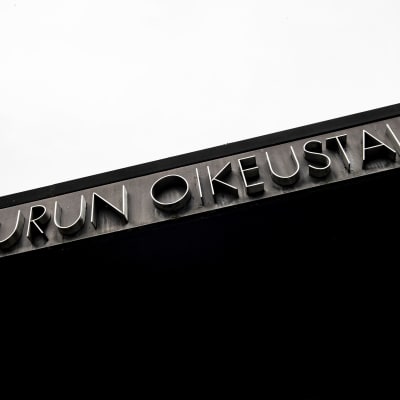 Lähikuva Turun oikeustalon nimikyltistä.