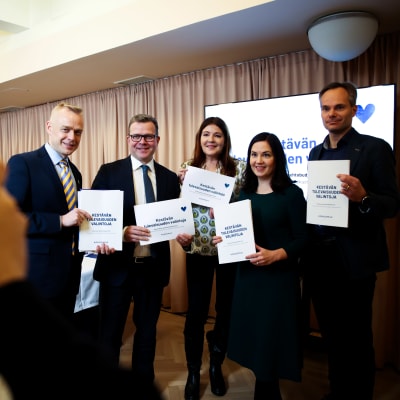 Samlingspartiets Timo Heinonen, Petteri Orpo, Sari Sarkomaa, Sanni Grahn-Laasonen och Kai Mykkänen presenterade en skuggbudget med inkomstskattelättnader för en miljard.