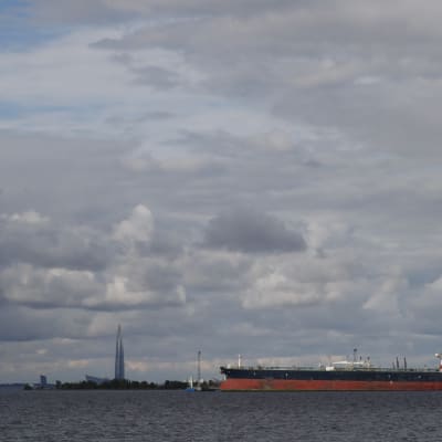 En rysk oljetanker i S:t Petersburg.