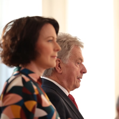 Jenni Haukio ja Sauli Niinistö  ottavat vastaan perinteiset joulutervehdykset Mäntyniemessä.