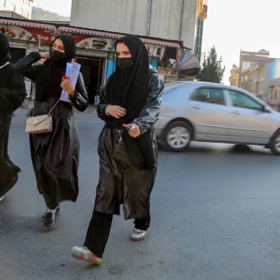 Afghanska  kvinnliga studerande lämnar universitetet i Kabul. 