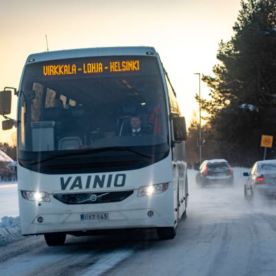 Buss på snöig väg.
