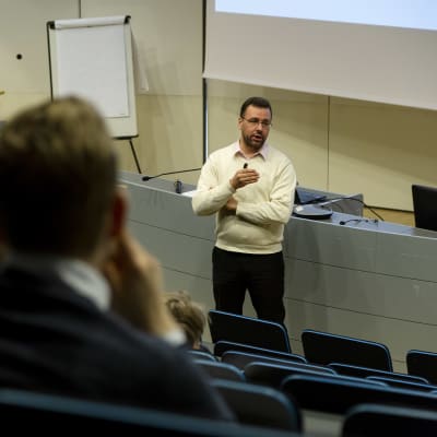 Sven-Eric Holmström föreläser.