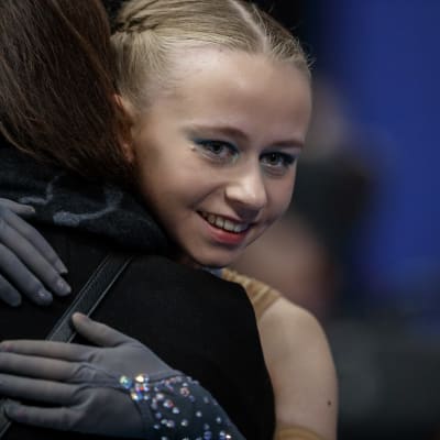 Janna Jyrkinen kramar om sin tränare.
