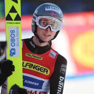 Jarl Magnus Riiber håller i sina skidor.