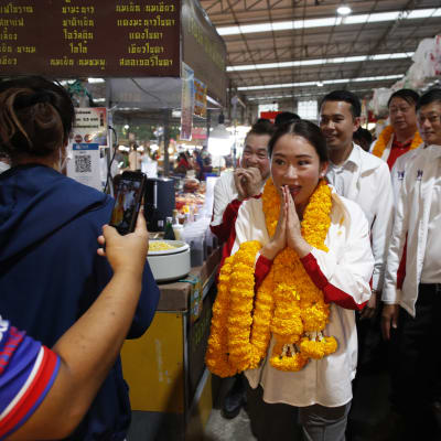 Den avsatte ex-premiärministern Thaksin  Shinawatras dotter Paetongtarn Shinawatra hälsar på anhängare i Bangkok inför parlamentsvalet i Thailand i maj år 2023.