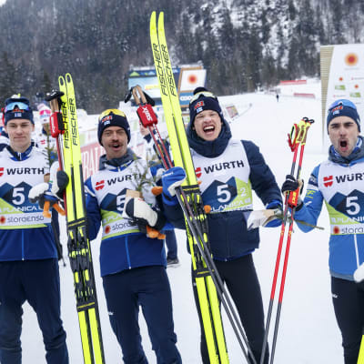Niko Anttola, Perttu Hyvärinen, Iivo Niskanen ja Ristomatti Hakola tuulettavat MM-hopeaa.