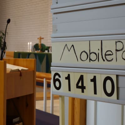 Kollekt samlas in i kyrka med ett Mobilepay nummer.