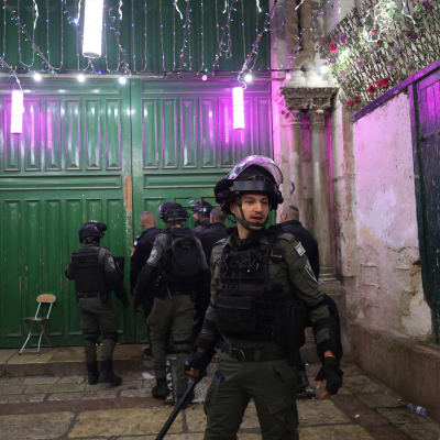 Israelilaispoliisit Al-Aqsan moskeijan luona Temppelivuorella.