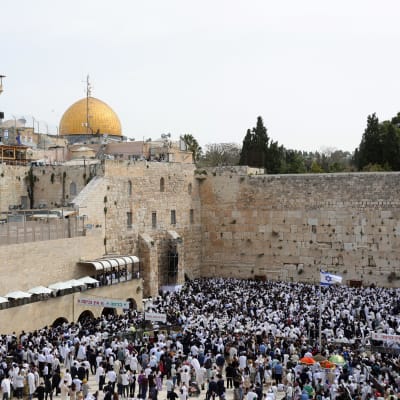 Tusentals judar samlades vid Klagomuren på söndagen. Guldkupolen på Klippdomen i bakgrunden. 
