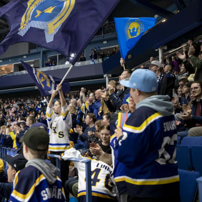 Keikko-Espoos fans jublar under en final i Mestis.