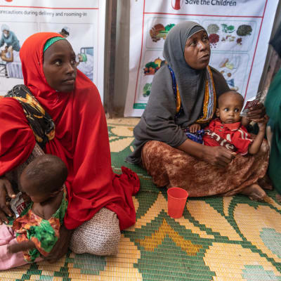 Två somaliska kvinnor med barn på en läkarklinik