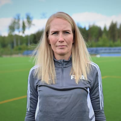 Lina Lehtovaara on suomalainen jalkapalloerotuomari.