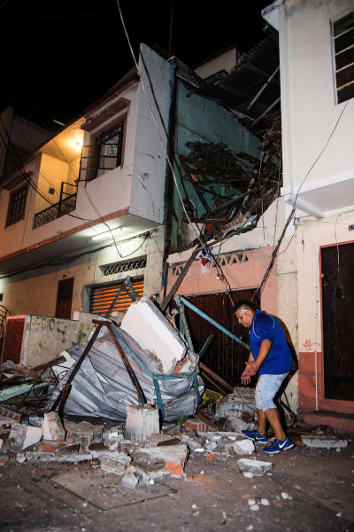 Invånare i  Guayaquil inspekterar skadorna efter jordskalvet den 16 april 2016.