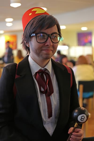 Tove Anttonen utklädd till Grunkle Stan i "Gravity Falls" på popcult Helsinki 2015.