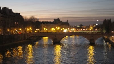 Pariisin sillat öisessä valossa.