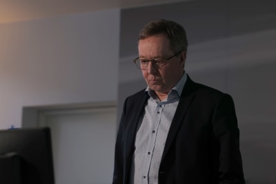 Mika Lintilä katsoo alaspäin vakavana.