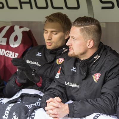Tim Väyrynen och Hendrik Starostzik på Dynamo Dressdens avbytarbänk i matchen mot Arminia Bielefeld.