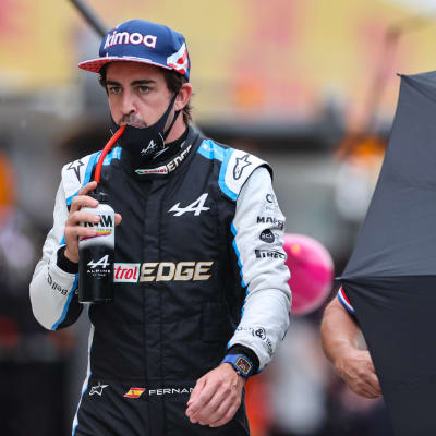 Fernando Alonso dricker ur en vattenflaska.