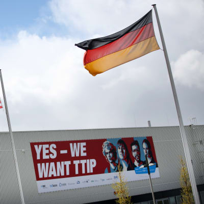 Saksan ja Yhdysvaltain liput liehuivat Hannoverin teollisuusmessuilla EU:n ja Yhdysvaltain vapaakauppasopimuksen TTIP:n 13.neuvottelukierroksen alkamista edeltävänä päivänä 24.huhtikuuta.