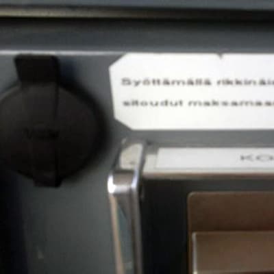 Varoitusteksti bensa-automaatissa.