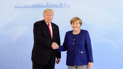 USA:s president Donald Trump och Tysklands förbundskansler Angela Merkel skakar hand inför sitt möte i Hamburg. 