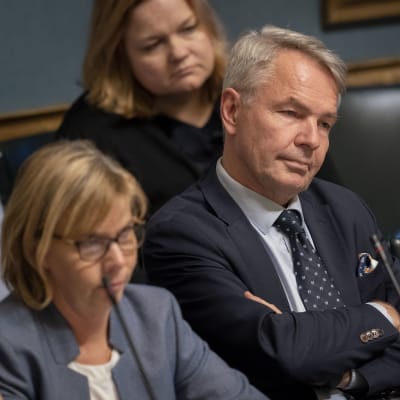 Pekka Haavisto på ministerbänken under riksdagens frågetimme. På hans högra sida Anna-Maja Henriksson.