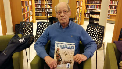 Fredsbevarare, major Stig Röberg med tidskriften Rauhanturvaaja på Åbo Stadsbibliotek