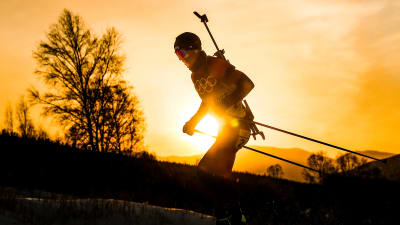 Johannes Thingnes Bö åker skidor i solnedgången.
