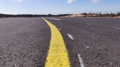 Närbild på en landningsbana i asfalt.