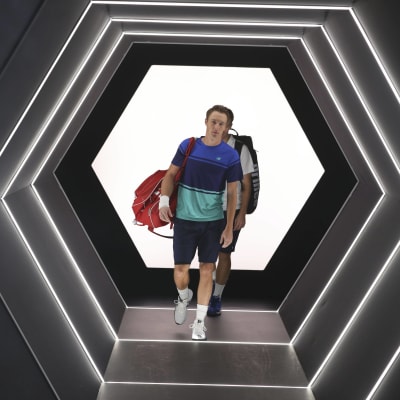 Henri Kontinen går in på planen i Paris.