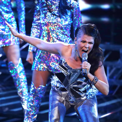 Saara Aalto framför discohiten No More Tears (Enough is Enough) i brittiska sångtävlingen X Factor den 12 november 2016.