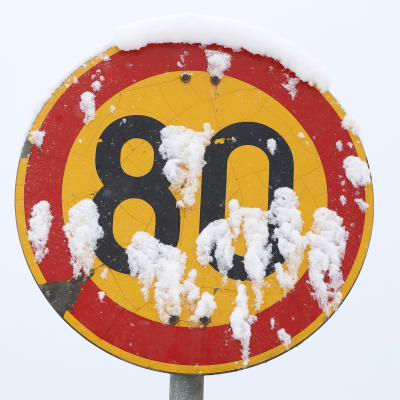 Ett insnöat trafikmärke.