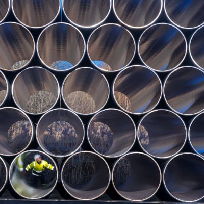 Rör som ska användas i bygget av en gasledning mellan Tyskland och Finland, av Gazpromägda Nord Stream 2. I ett av rören sitter en man.