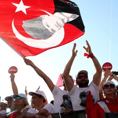 Oppositionens demonstration i Istanbul, viftar med en flagga med Kemal Atatürk
