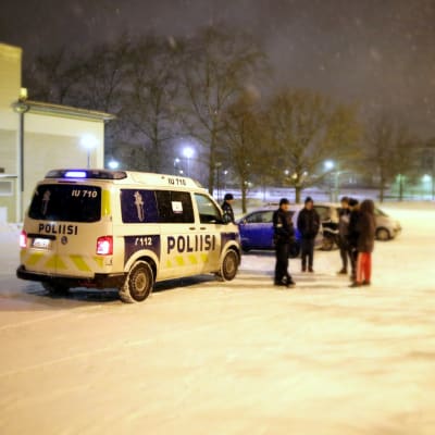 Polisen pratar med ungdomar vid parkeringsplatsen vid Linnajoen koulu i Borgå.