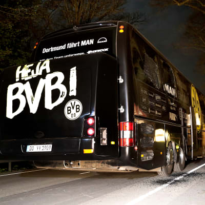 Dortmunds spelarbuss fotograferad bakifrån.