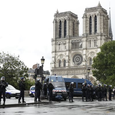 Katedralen Notre-Dame i Paris, i förgrunden poliser som spärrat av katedralen och det närmsta området efter en hammarattack.