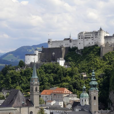 Salzburgin linna ja keskustaa.