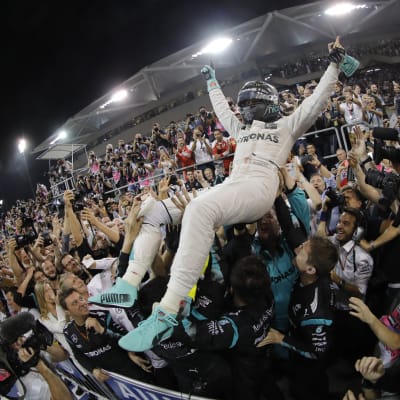 Nico Rosberg surfar i människohavet.