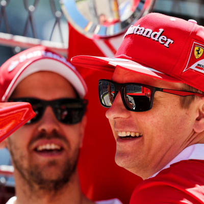 Kimi Räikkönen och Sebastian Vettel skrattar.
