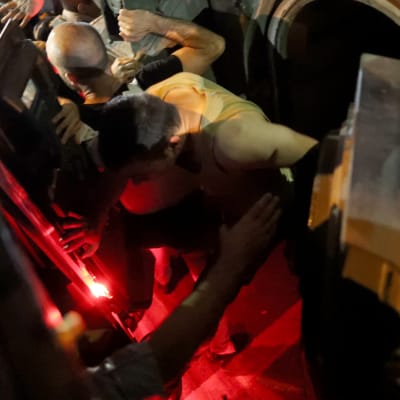Polisen griper soldater vid Taksimtorget i Istanbul.