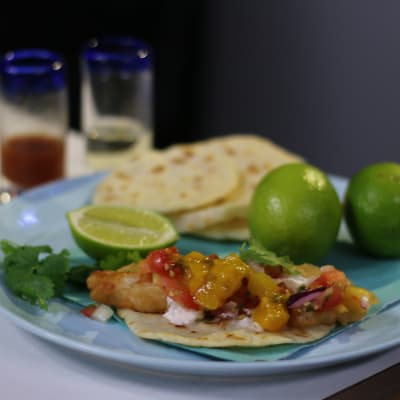 Tortilla med friterad fisk och salsa