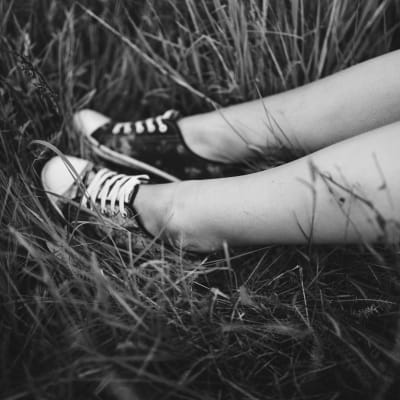 Sneakers i gräset