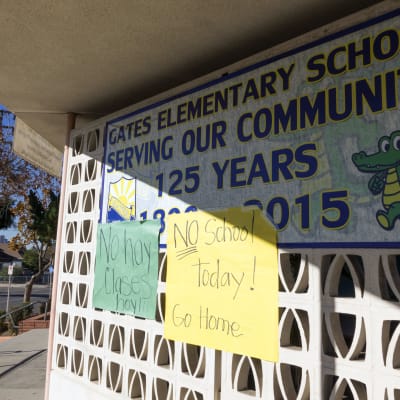 Handskrivna skyltar vid en lågstadieskola i Los Angeles som stängdes på grund av terrorhot 15.12.2015
