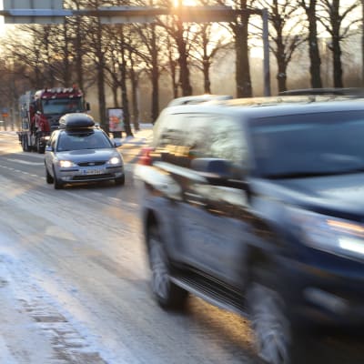 Trafik på Backasgatan i Helsingfors.